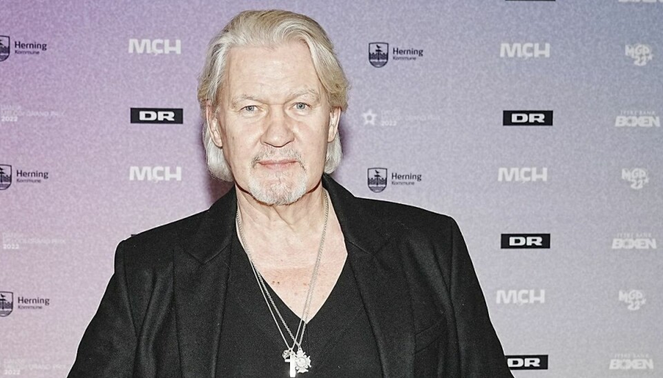 - Jeg havde et show i Helsingør fredag, så jeg satte bilen i lufthavnen og tog toget til Herning. Jeg har stadig det samme scenetøj på, som jeg havde på til til koncerten, sagde Johnny Logan, som var iført skinnede sølvbukser og sko, da han troppede op til Dansk Melodi Grand Prix 2022 for at heppe på sin danske ven Rasmus Hedeboe. - Jeg havde et show i Helsingør fredag, så jeg satte bilen i lufthavnen og tog toget til Herning. Jeg har stadig det samme scenetøj på, som jeg havde på til til koncerten, sagde Johnny Logan, som var iført skinnede sølvbukser og sko, da han troppede op til Dansk Melodi Grand Prix 2022 for at heppe på sin danske ven Rasmus Hedeboe.