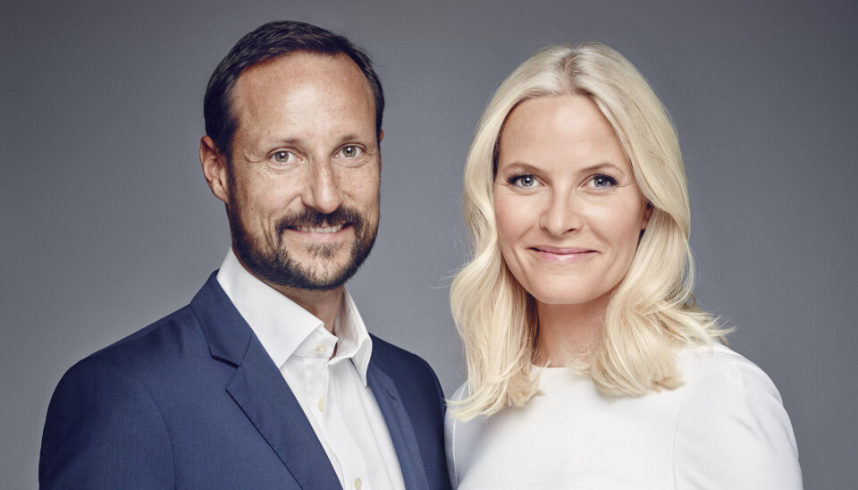 Det norske kronprinspar er ikke helt enige om omstændighederne omkring deres første møde for nu mere end 20 år siden.
