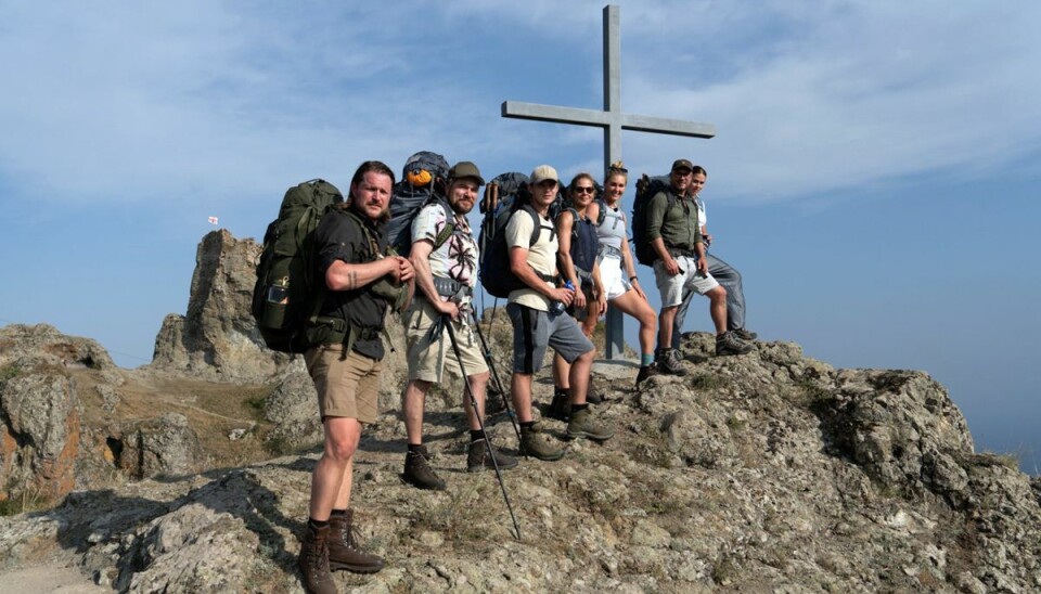 I tre uger skal seks kendte danskere - Rasmus Bjerg, Jakob Fauerby, Marco Ilsø, Signe Skov, Jeanette Ottesen og Sara Sadiq Frost - vandre over bjergene i Kaukasus. Sammen med en vildmarksekspert bliver de mødt af barske og uvante omgivelser, som både presser dem på fysikken, deres mentale tilstand og evne til at samarbejde, lyder det om programserien. (Pressefoto).