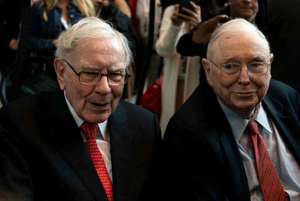 Charlie Munger (højre) har været Berkshire Hathaways næstformand siden 1978 og arbejdet tæt sammen med 93-årige Warren Buffett (venstre), en af verdens rigeste mænd. (Arkivfoto).