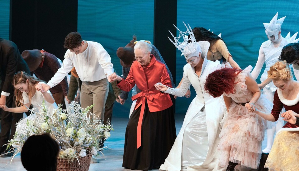Dronning Margrethe på scenen efter repremieren på juleballetten 'Snedronningen' i Tivolis Koncertsal. Snart bliver den opført.