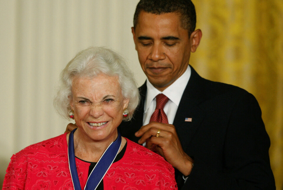 USA's daværende præsident, Barack Obama, tildelte i 2009 USA's mest ærefulde civile hædersbevisning, Frihedsmedaljen, til tidligere højesteretsdommer Sandra Day O'Connor. (Arkivfoto) - Foto: