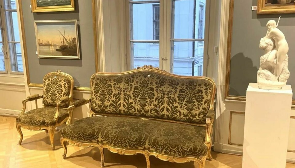 Dette flotte forgyldte møblement, der består af i alt fire stole og sofaen, har tilhørt Christian IX på Bernstorffs Slot. Det er vurderet til 75.000-100.000 kroner.