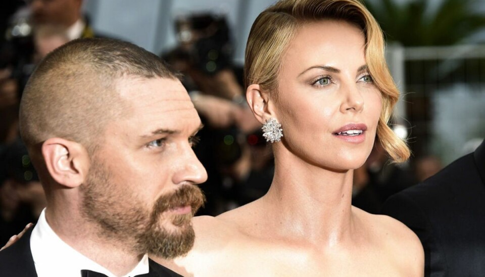 Stjerner i karambolage Venskabelige så de ud til Cannes-premieren på 'Mad Max: Fury Road' i 2015, men smilene var noget anstrengte mellem Tom Hardy og Charlize Theron.