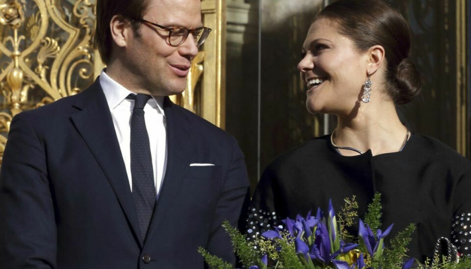 Britisk født PR- og medierådgiver er ikke imponeret over det svenske kongehus' håndtering af de skilsmisserygter, der er opstået i forbindelse med kronprinsesse Victoria og prins Daniel.