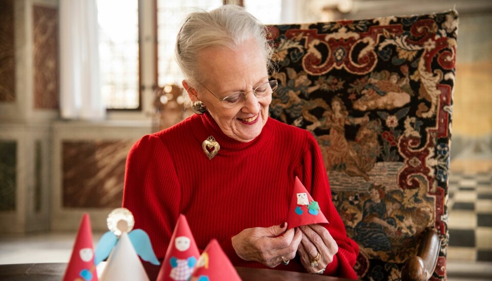 Dronning Margrethe holder fast i en gammel juletradition. Hvert år sender hun 400 personlige og signerede julekort.