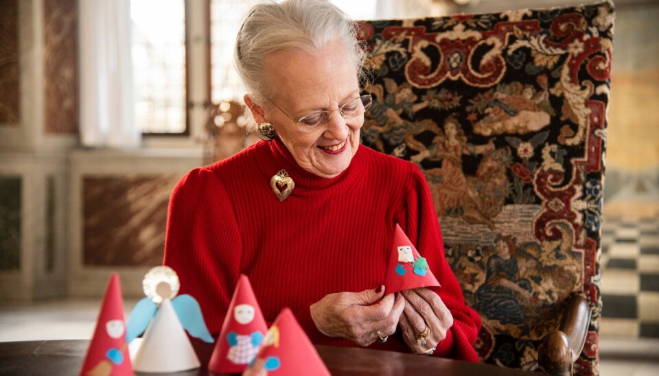 Det er dronningen selv, der sørger for at pynte Marselisborg slot op til julen. Det afsløres bag låge nummer 22 i Kongehusets digitale julekalender på Instagram.