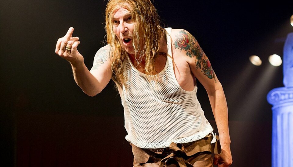 Zirkus Nemo er kendt for masser af spilopper og gøgl. Her ses Søren Østergaard som 'Smadremanden'. (Pressefoto). Zirkus Nemo er kendt for masser af spilopper og gøgl. Her ses Søren Østergaard som 'Smadremanden'. (Pressefoto).