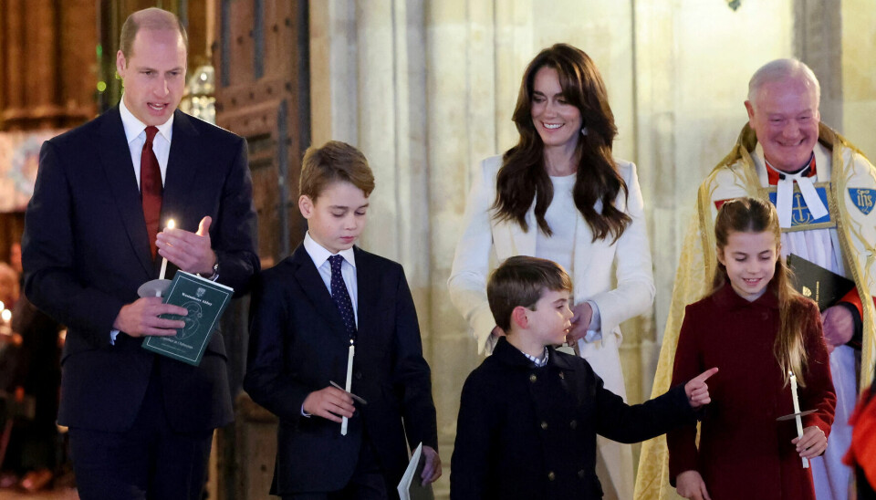 Kate går her lige bagved sønnen Louis.