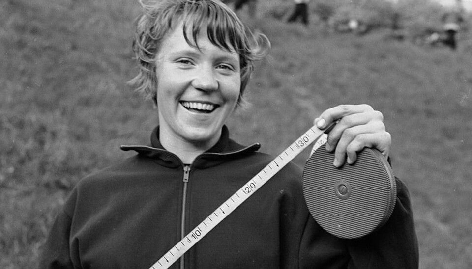 Den norske atletiklegende Berit Berthelsen, der her ses på et billede fra 1964, er død, 77 år gammel.