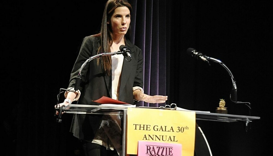 Sandra Bullock mødte op og modtog sin Razzie Awards i 2010 for filmen 'All About Steve'. Dagen efter vandt hun en Oscar for dramaet 'The Blind Side'. (Arkivfoto). Sandra Bullock mødte op og modtog sin Razzie Awards i 2010 for filmen 'All About Steve'. Dagen efter vandt hun en Oscar for dramaet 'The Blind Side'. (Arkivfoto).