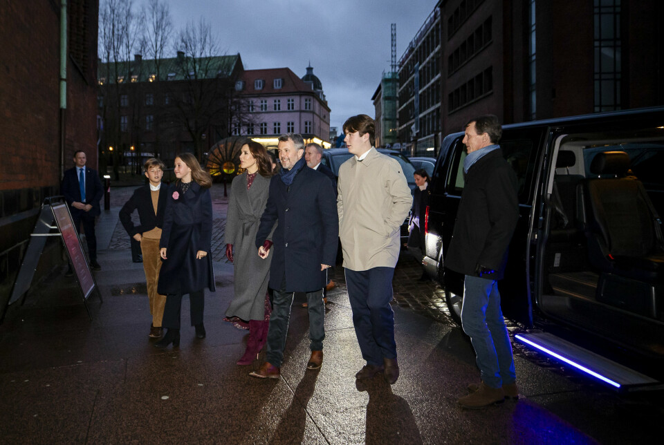Her ses kronprinsesse Mary og kronprins Frederik gående hånd i hånd mod Aarhus domkirke sammen med deres børn.