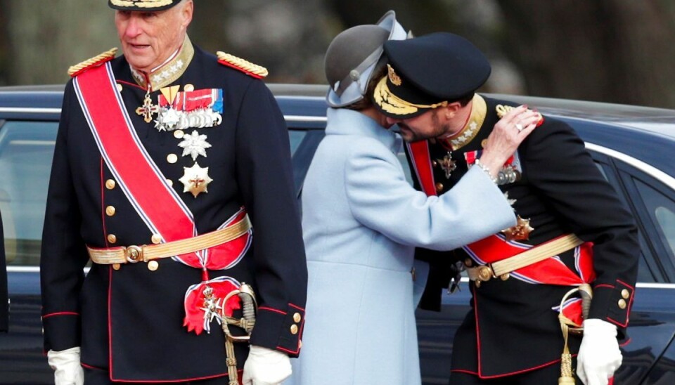 Norges Kong Harald, dronning Sonja og kronprins Haakon har mødtes med en formentlig coronasmittet minister. Norges Kong Harald, dronning Sonja og kronprins Haakon har mødtes med en formentlig coronasmittet minister.