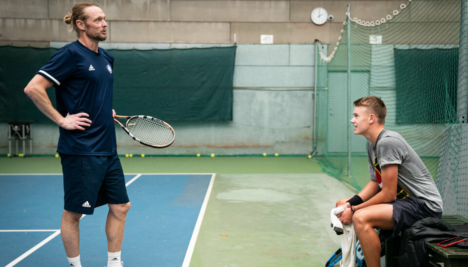 Holger Rune (til venstre) har fløjet Kenneth Carlsen til Brisbane, hvor danskeren indleder 2024. (Arkivfoto).