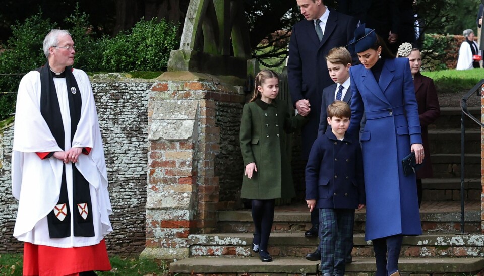 Prins Louis ses her ankomme til julegudstjenesten sammen med sin mor, prinsesse Kate, i den for ham aldeles usædvanlige påklædning. Bag dem følger prins George, prins William og prinsesse Charlotte.