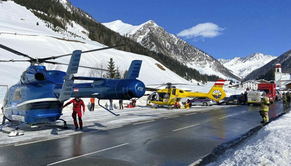Flere steder i Østrig er der opstået laviner de seneste dage. Redningshelikoptere står her klar ved en af lavinerne.