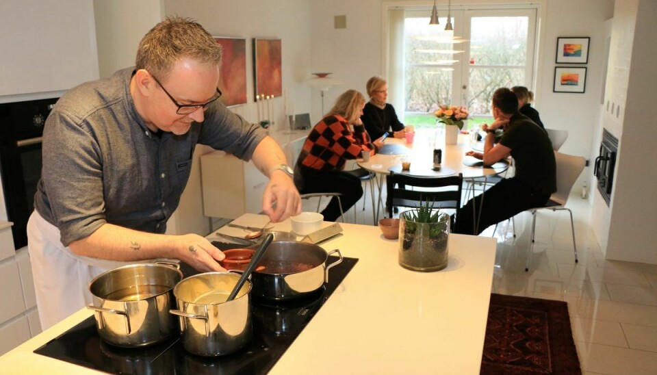 Torben Bloksggard tryller med stegt andebryst, pastinak-pure samt kroketter af confiteret and og en portvins-sauce i køkkenet