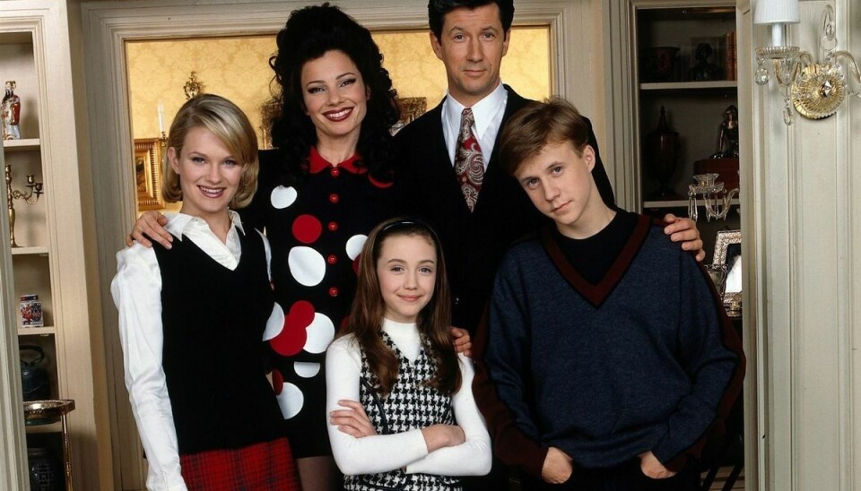 Familien Maxwell og Miss Fine i TV-serien 'Alletiders barnepige. Det er Fran Drescher, der spiller rollen som barnepigen med den skingre stemme og Charles Shaughnessy, der giver den som den stenrige Maxwell Sheffeild.