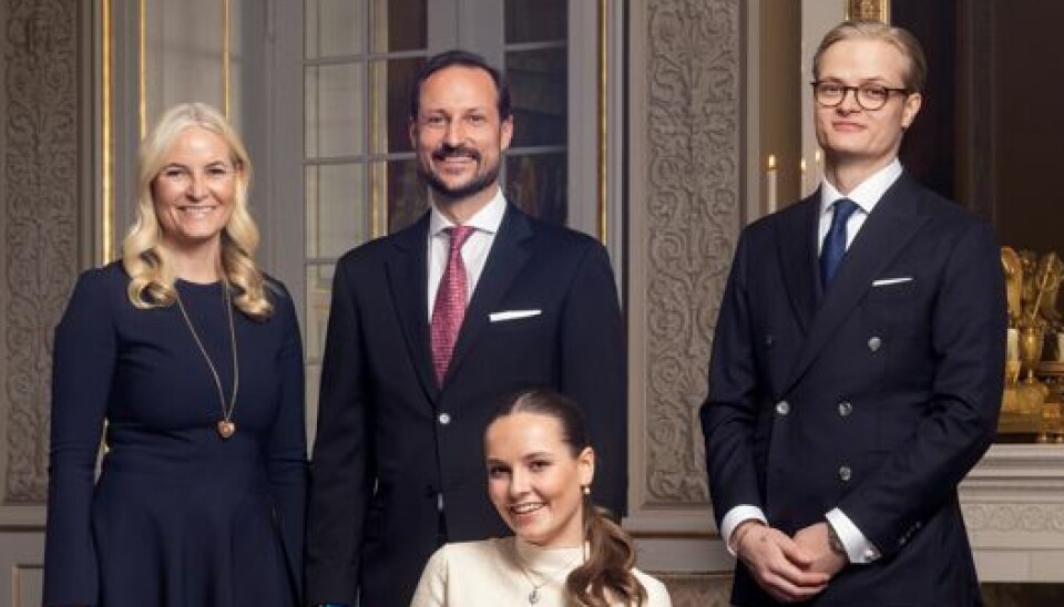 Marius Borg Høiby ses her sammen med sin mor kronprinsesse Mette-Marit, kronprins Haakon og sin halvsøster prinsesse Ingrid Alexandra.