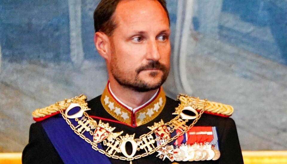 Kronprins Haakon var egentlig på ferie. Men den blev pludselig afbrudt og i stedet er Haakon hastet hjem til Norge.