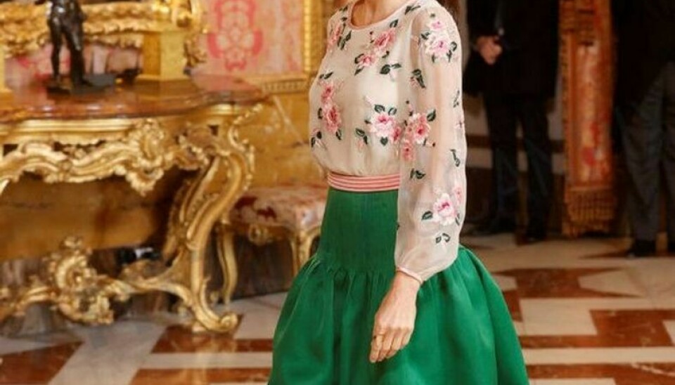 Dronning Letizia ses her i sin svigermors nu 45 år gamle Valentino-kreation på paladset i Madrid mandag aften.