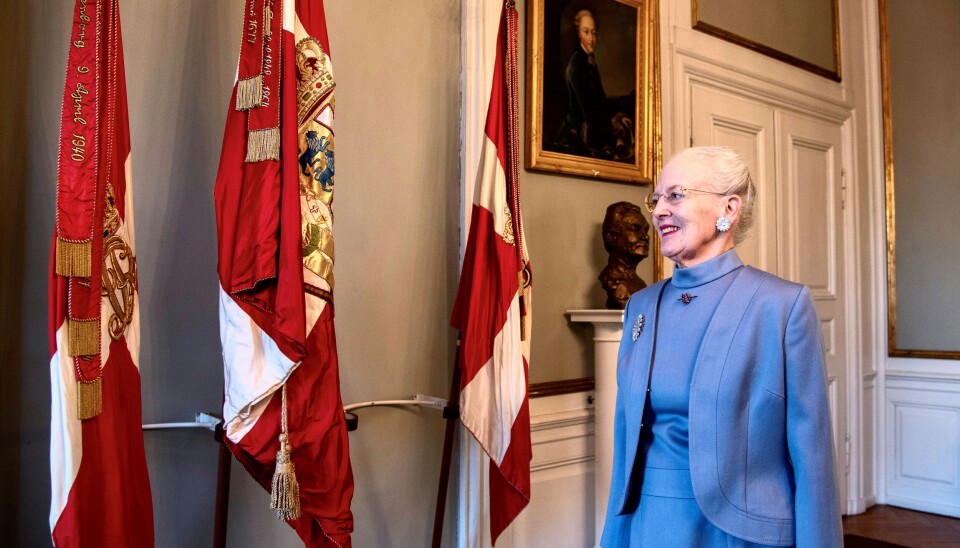 Dronning MArgrethe ses her ved de kongelige faner, som i dag bliver flyttet over i Frederik Vlll's palæ
