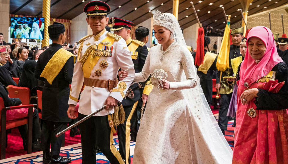 Den 32-årige prins Abdul Mateen, som er søn af den stenrige sultan i det lille olierige land på øen Borneo i Sydøstasien, er blevet gift med den 29-årige Anisha Isa Kalebic. Bruden er barnebarn til en af sultan Hassanal Bolkiahs vigtigste rådgivere.
