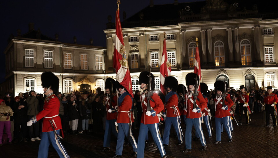 De kongelige faner bæres fra Christian IX's Palæ hvor dronnig Margrethe residerer til Frederik Vlll's palæ, hvor det nye kongepar bor