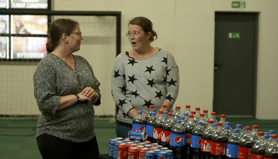 De voldsomme mængder cola og cigaretter bliver vist frem for både Marianne og hendes søster