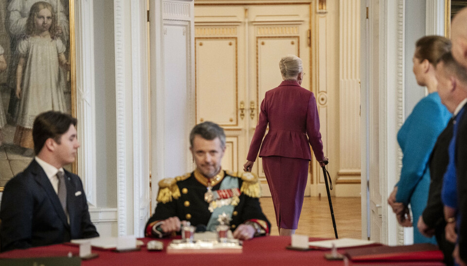 Søndag underskrev dronning Margrethe en abdikationserklæring, hvorefter kong Frederik X blev udråbt til konge. Herefter forlod hun med stok Statsrådssalen. (Arkivfoto).