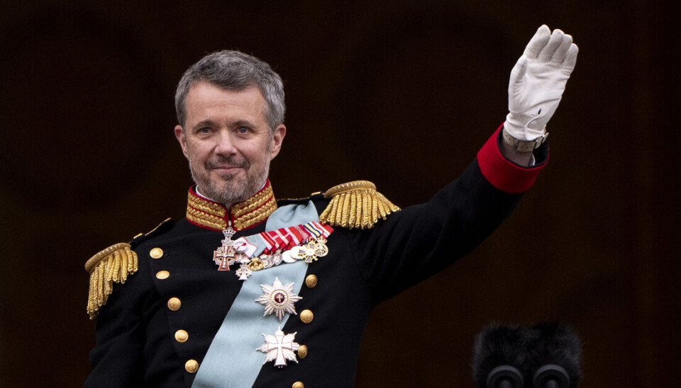 Kong Frederik ses her på balkonen på Christiansborg Slot søndag den 14. januar.