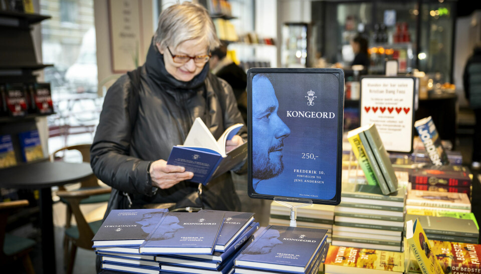Nogen kan ikke engang vente, til de er kommet ud af boghandleren.
