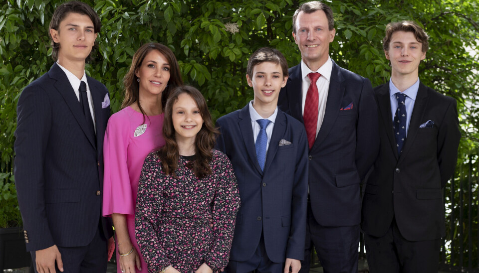 Altid velklædte grev Nikolai ses her sammen med sin far, prins Joachim, og prinsesse Marie samt sine tre yngre søskende, prins Felix, prinsesse Athena og prins Henrik. 2