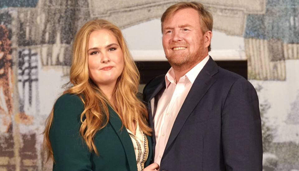 Hollandske kronprinsesse Catharina-Amalia ses her sammen med sin far, kong Willem-Alexander