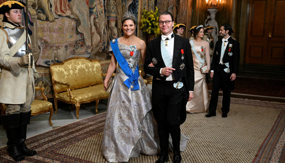 Kronprinsesse Victoria og hendes mand prins Daniel samt prins Carl Philip og prinsesse Sofia kan nu kalde sig 'Storofficer af Æreslegionen'.