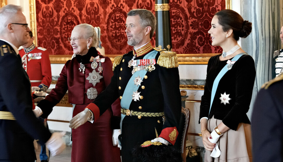 Kong Frederik og dronning Mary ses her sammen med dronning Margrethe ved nytårskuren på Christiansborg Slot den 4. januar