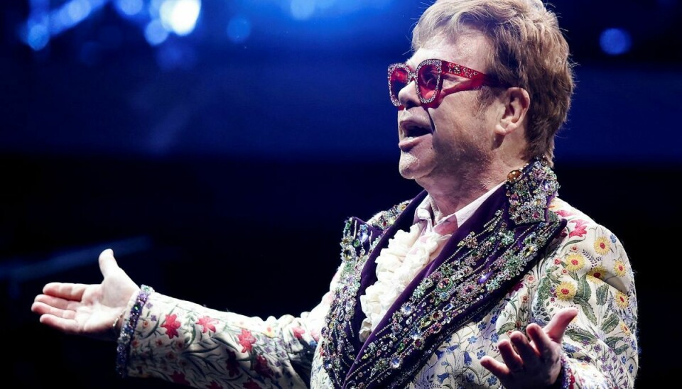 Elton John der er i fuld gang med sin definitive afskedsturne, må nu udsætte to koncerter efter han er blevet ramt af corona.