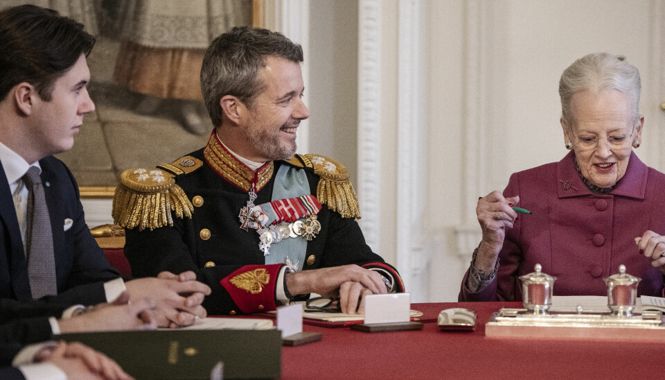 Tronskiftet var en realitet, da dronning Margrethe den 14. januar på et møde i statsrådet skrev under på, at hun abdicerer fra tronen.