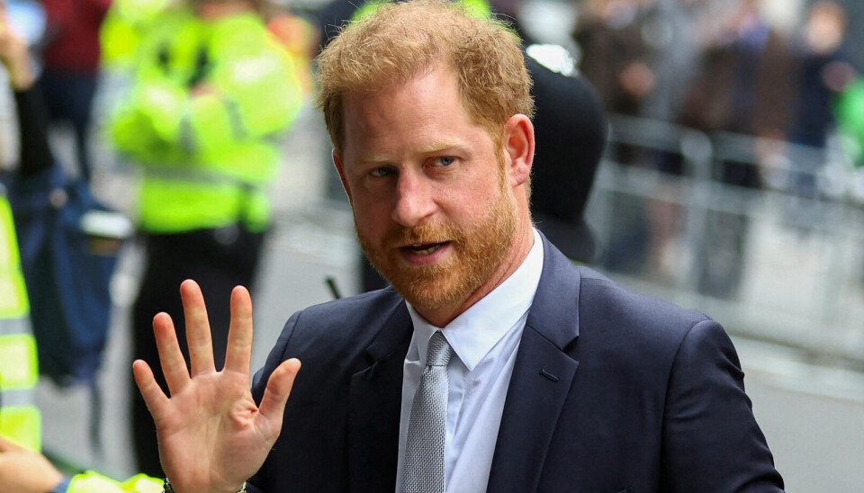 Priins Harry måtte ifølge flere britiske medier overnatte på et et hotel i London, efter han tirsdag havde besøgt sin kræftramte far.