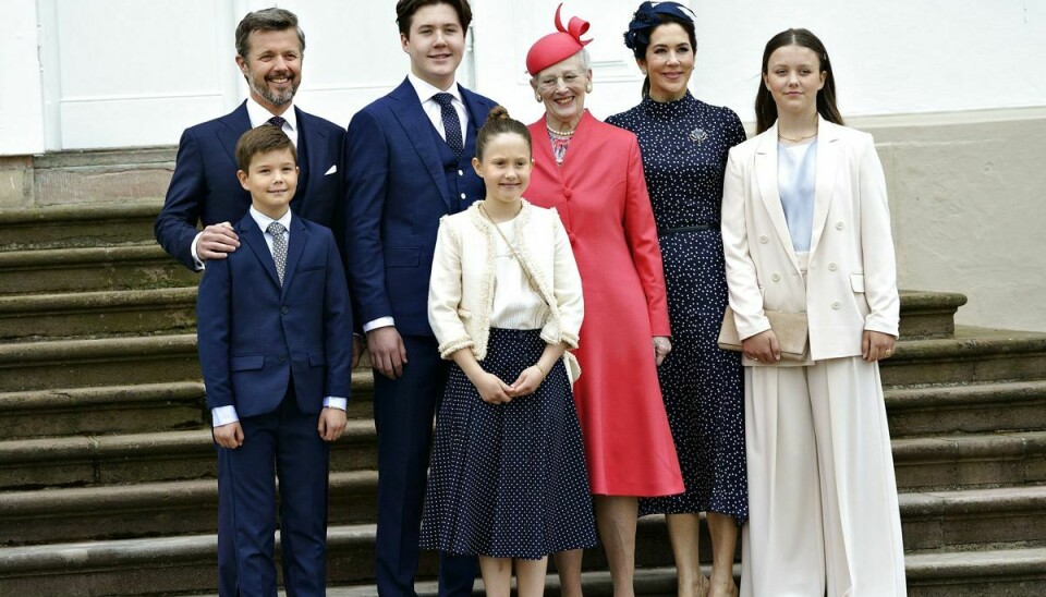 Prins Vincent og prinsesse Josephine ses her med deres farmor, dronning Margrethe, deres forældre, kronprins Frederik og kronprinsesse Mary, og deres store søskende, prins Christian og prinsesse Isabella. (Arkivfoto).
