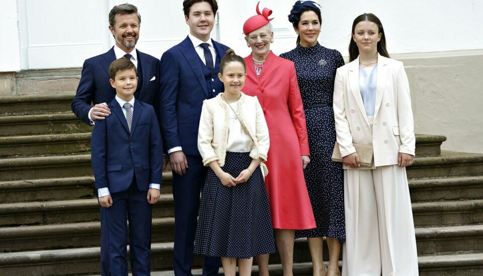 Prins Vincent og prinsesse Josephine ses her med deres farmor, dronning Margrethe, deres forældre, kronprins Frederik og kronprinsesse Mary, og deres store søskende, prins Christian og prinsesse Isabella. (Arkivfoto). Prins Vincent og prinsesse Josephine ses her med deres farmor, dronning Margrethe, deres forældre, kronprins Frederik og kronprinsesse Mary, og deres store søskende, prins Christian og prinsesse Isabella. (Arkivfoto).