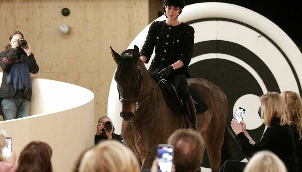 Charlotte Casiraghi højt til hest på podiet for Chanel.