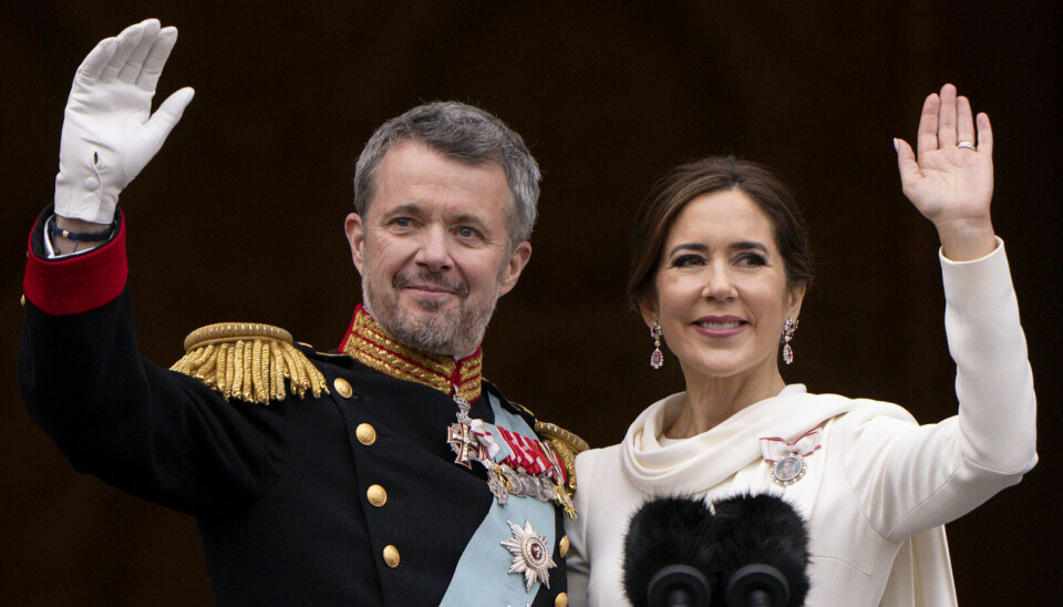 Kong Frederik og dronning Mary ses her på balkonen på Christiansborg Slot på kronskiftedagen den 14. januar.