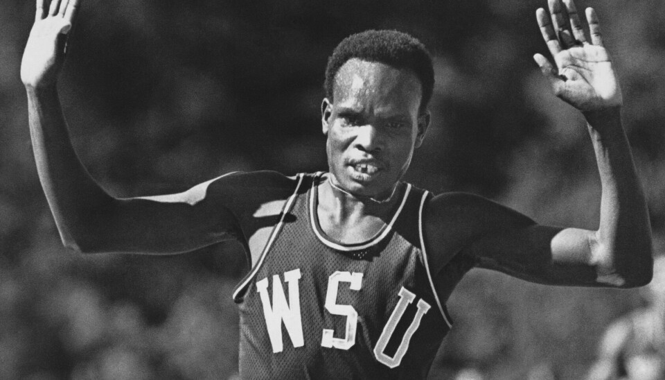 Det Kenyakse løbefænomen Henry Rono er død. Han blev 71 år gammel.