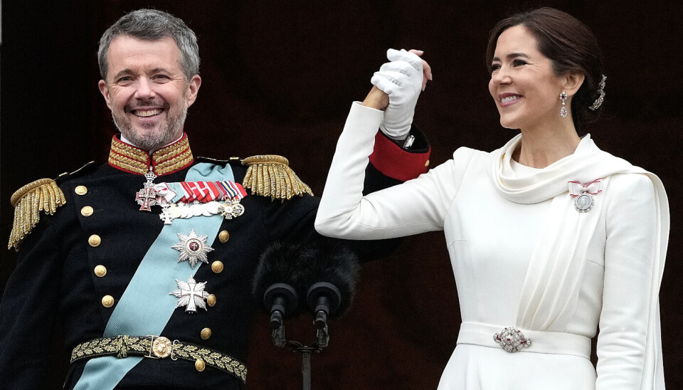 Kong Frederik og dronning Mary ses her på balkonen på Christiansborg Slot på tronskiftedagen den 14. januar.