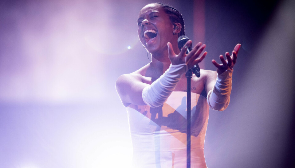 Saba, som også var storfavoritten blandt bookmakerne, åbnede årets melodigrandprix med sin dramatiske sang 'Sand'. Hun lukkede også showet med nummeret, der nu skal til Eurovision.