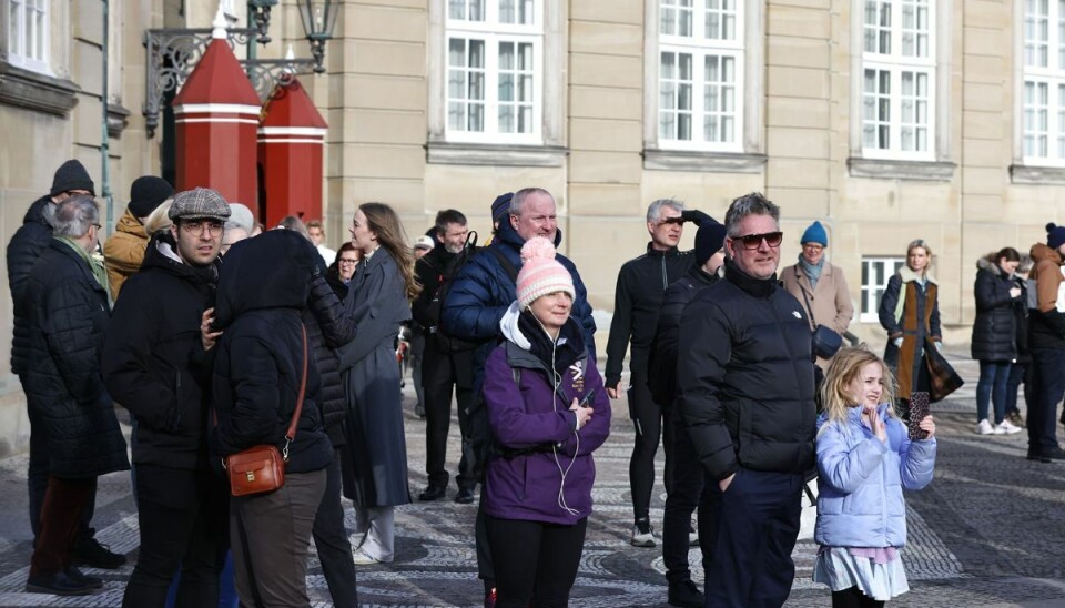 Der var kig fra solen flere gange lørdag, hvor en folkemængde havde samlet sig på Amalienborg Slotsplads i anledningen af kronprinsesse Marys 50 års fødselsdag. Der var kig fra solen flere gange lørdag, hvor en folkemængde havde samlet sig på Amalienborg Slotsplads i anledningen af kronprinsesse Marys 50 års fødselsdag.
