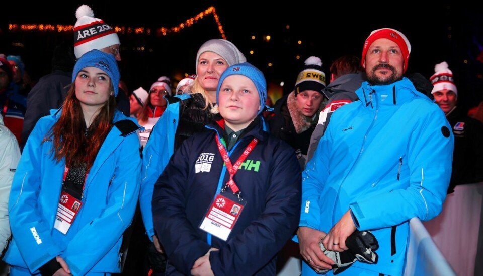 Den norske kronprinsfamilie deler interessen for skisport. Her ses de på tilskuerpladserne ved det alpine VM i Sverige i 2019.