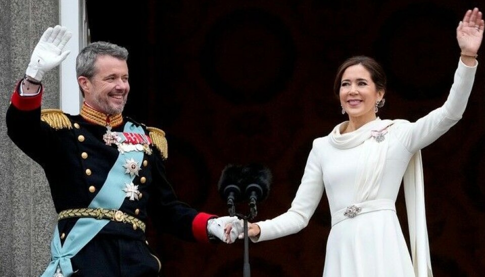 Kong Frederik og dronning Mary ses her på balkonen på Christiansborg Slot på tronskiftedagen den 14. januar.