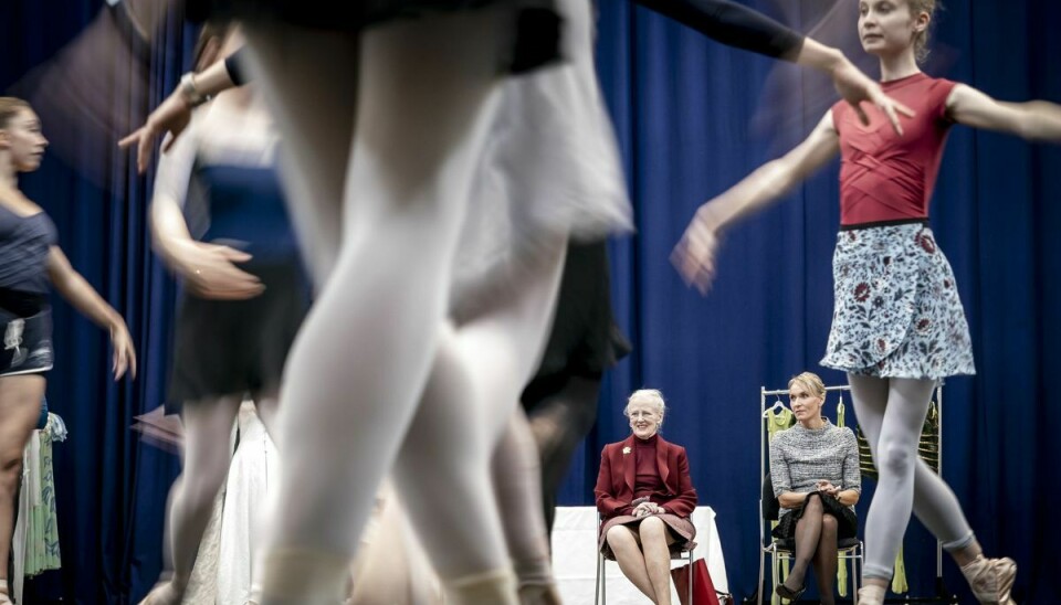 Dronning Margrethe har en forkærlighed for ballet. Her ses hun ved prøverne til 'Snedronningen' i Tivoli sidste år.